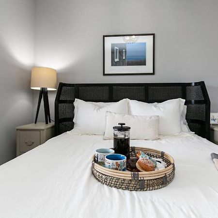 Lovely 2 Bedroom Suite Steps From The Beach Виктория Экстерьер фото