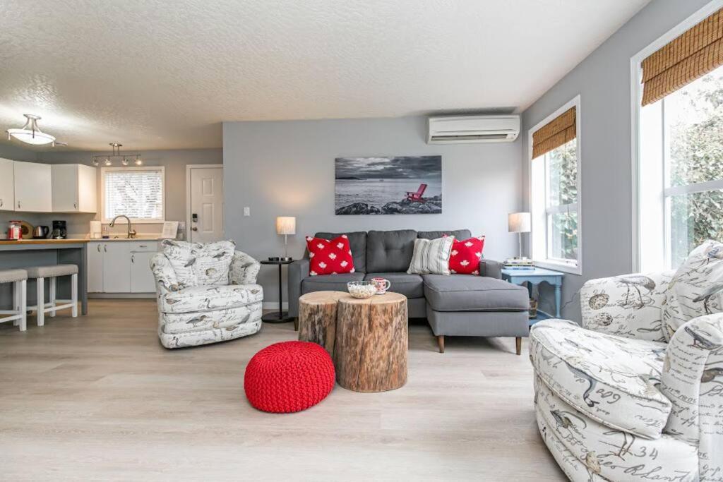 Lovely 2 Bedroom Suite Steps From The Beach Виктория Экстерьер фото