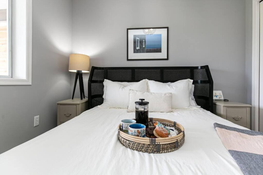 Lovely 2 Bedroom Suite Steps From The Beach Виктория Экстерьер фото
