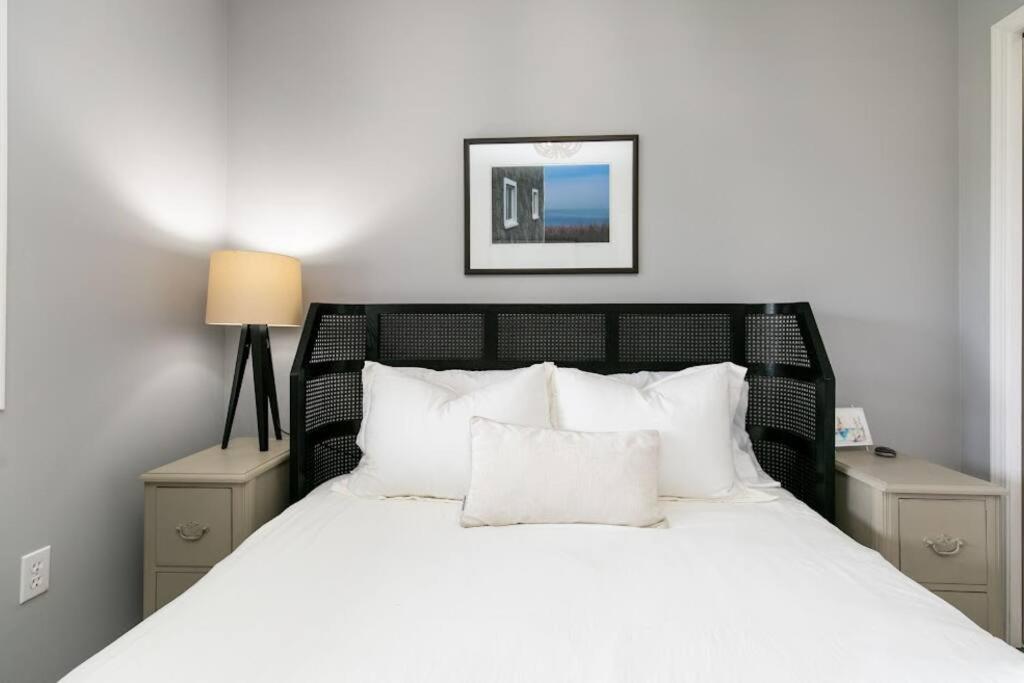 Lovely 2 Bedroom Suite Steps From The Beach Виктория Экстерьер фото