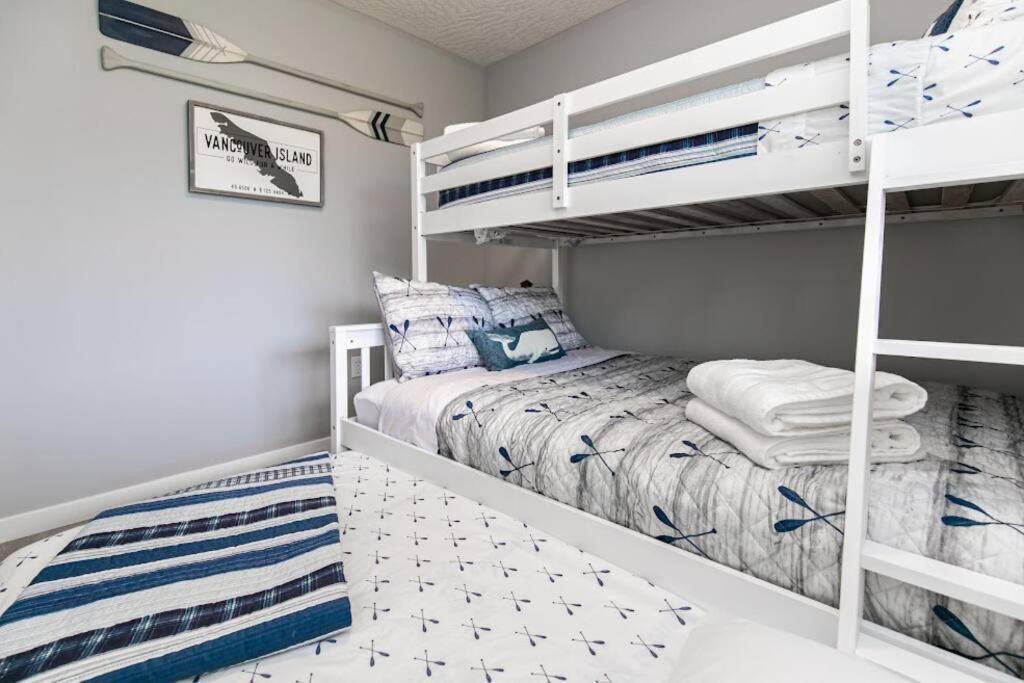 Lovely 2 Bedroom Suite Steps From The Beach Виктория Экстерьер фото