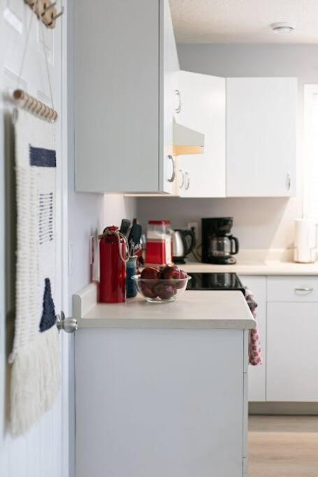 Lovely 2 Bedroom Suite Steps From The Beach Виктория Экстерьер фото