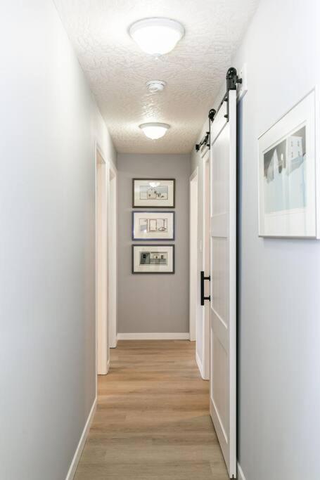 Lovely 2 Bedroom Suite Steps From The Beach Виктория Экстерьер фото