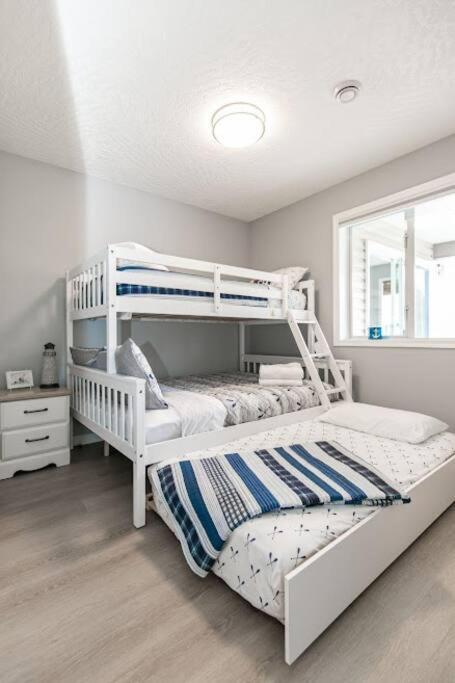 Lovely 2 Bedroom Suite Steps From The Beach Виктория Экстерьер фото