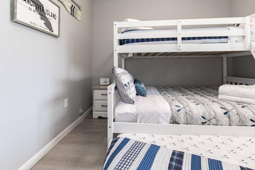 Lovely 2 Bedroom Suite Steps From The Beach Виктория Экстерьер фото