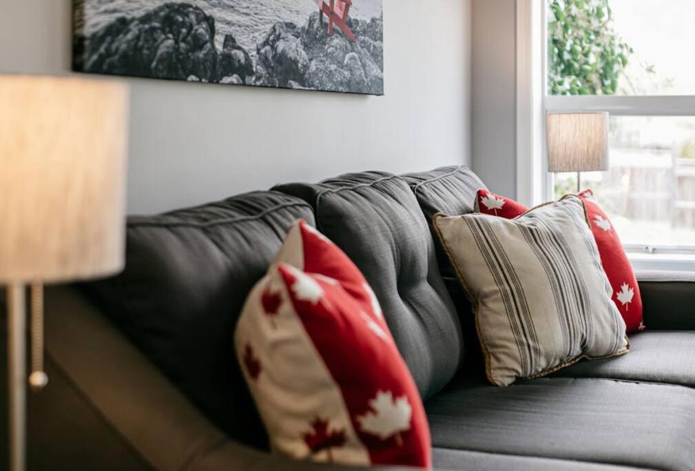 Lovely 2 Bedroom Suite Steps From The Beach Виктория Экстерьер фото