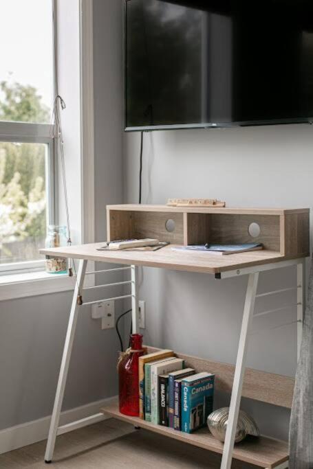 Lovely 2 Bedroom Suite Steps From The Beach Виктория Экстерьер фото