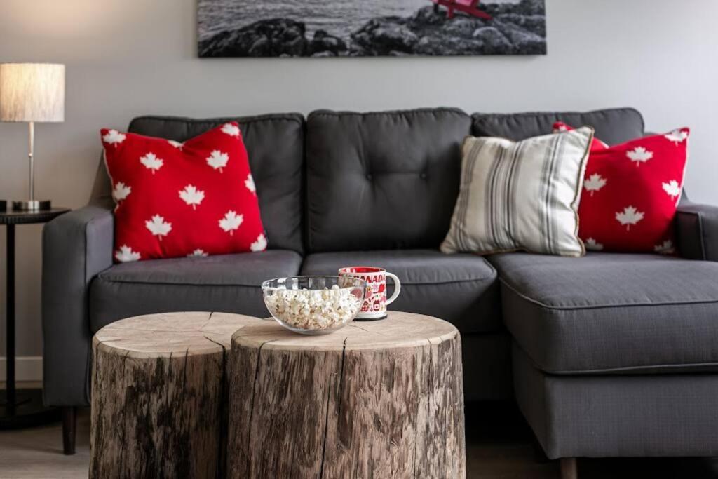 Lovely 2 Bedroom Suite Steps From The Beach Виктория Экстерьер фото